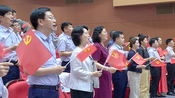 老干部局局长,离退休干部工委书记冯明印,市委组织部副部长袁加珍